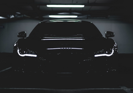 正面からの黒い車