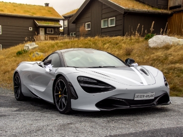 斜めからのシルバーの車